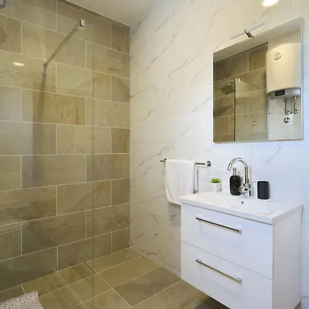 Holidayhouse Alirio With Heated Pool. Vila Vrsi