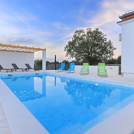 ヴィラ Holidayhouse Alirio With Heated Pool. ヴーシ