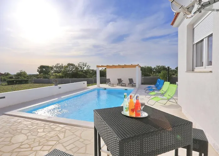 Holidayhouse Alirio With Heated Pool. * 브르시