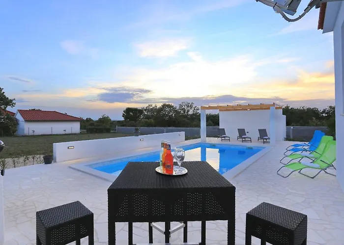 빌라 Holidayhouse Alirio With Heated Pool. 브르시
