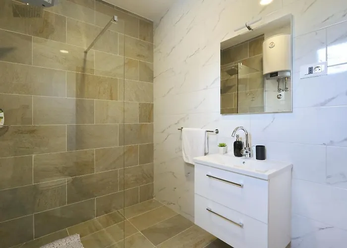 Holidayhouse Alirio With Heated Pool. 빌라 브르시