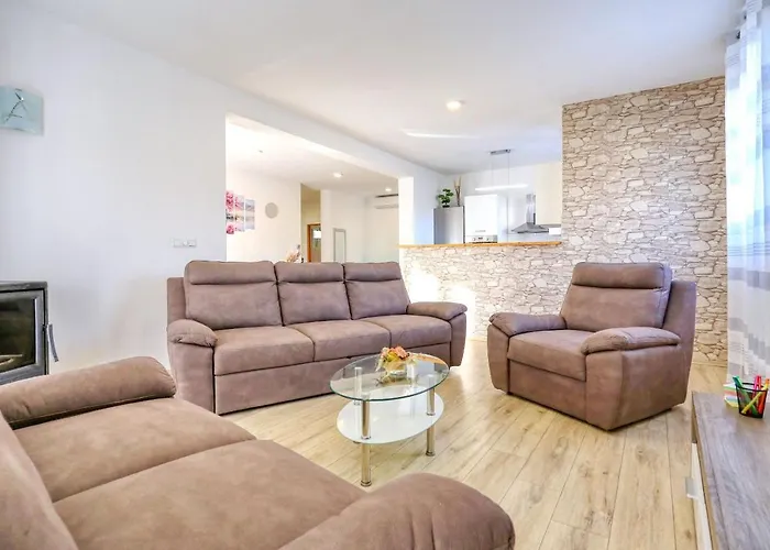 Vila Holidayhouse Alirio With Heated Pool.