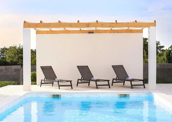 Holidayhouse Alirio With Heated Pool. 브르시