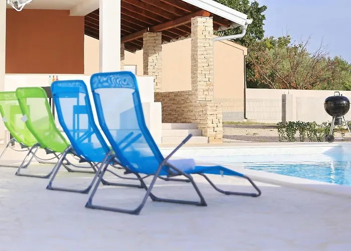 Holidayhouse Alirio With Heated Pool. 빌라 브르시
