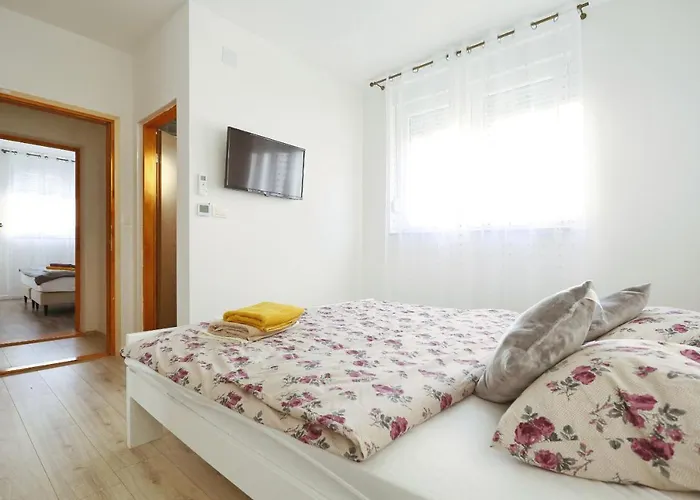 빌라 Holidayhouse Alirio With Heated Pool. 브르시