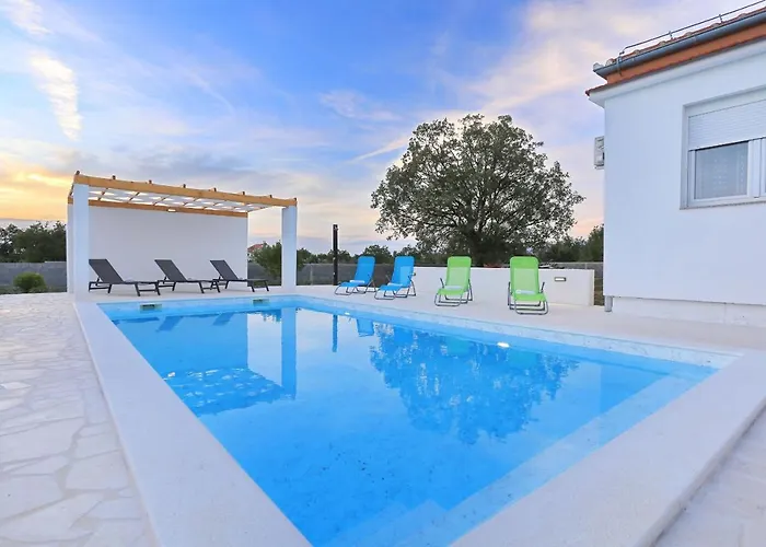 빌라 Holidayhouse Alirio With Heated Pool. 브르시
