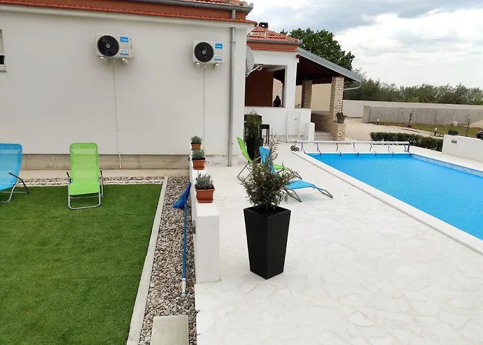 Holidayhouse Alirio With Heated Pool. 브르시