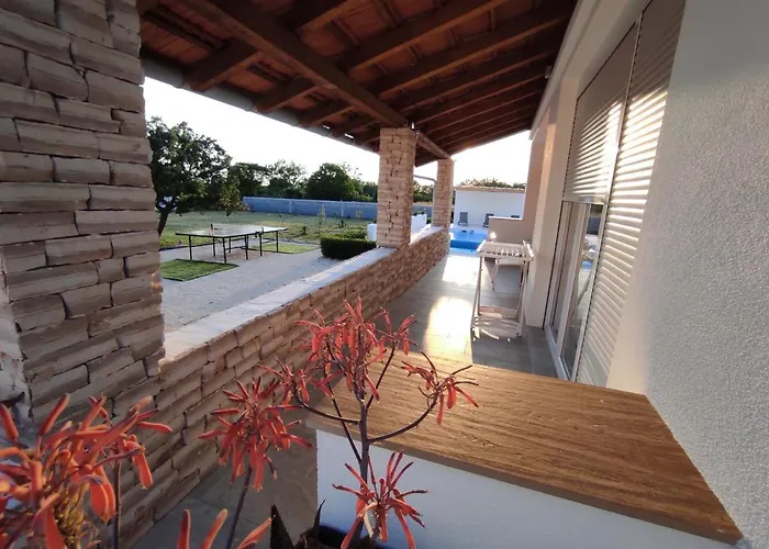 Holidayhouse Alirio With Heated Pool. 빌라 브르시