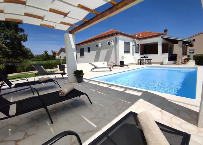 Holidayhouse Alirio With Heated Pool. Villa *