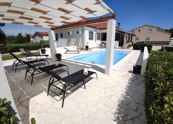 Holidayhouse Alirio With Heated Pool. * 브르시