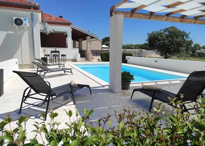 Holidayhouse Alirio With Heated Pool. Villa *