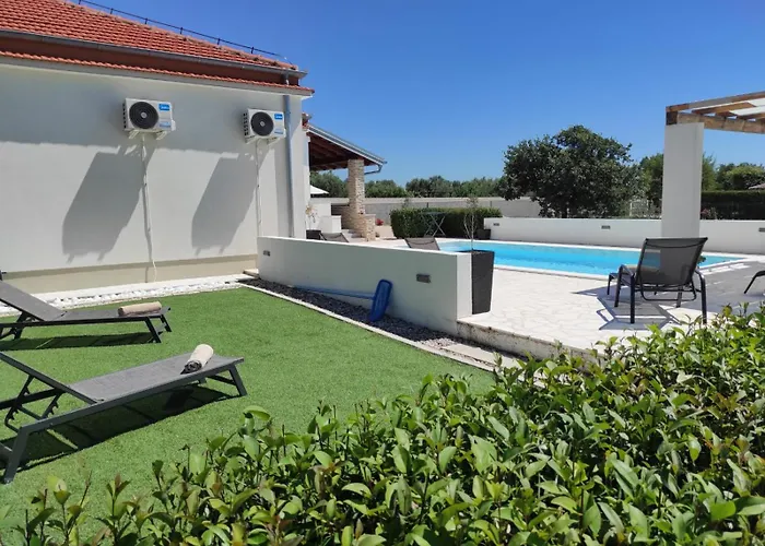 빌라 Holidayhouse Alirio With Heated Pool. 브르시