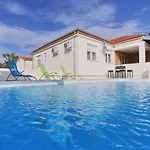 Holidayhouse Alirio With Heated Pool. Vila