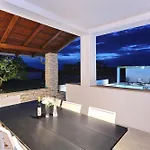 Holidayhouse Alirio With Heated Pool. Vila