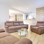Vila Holidayhouse Alirio With Heated Pool.