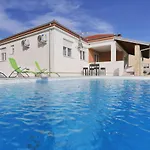 Holidayhouse Alirio With Heated Pool. Vila *