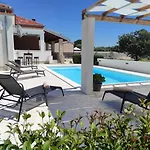 Holidayhouse Alirio With Heated Pool. Vila *
