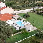 Holidayhouse Alirio With Heated Pool. Vila Vrsi