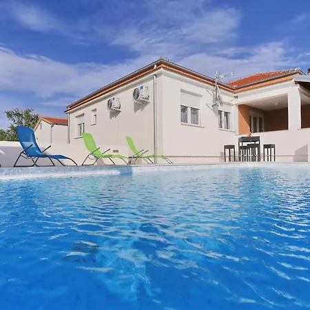 Holidayhouse Alirio With Heated Pool. Villa