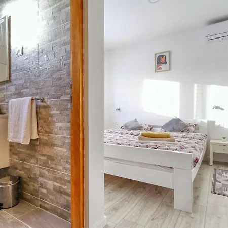 Holidayhouse Alirio With Heated Pool. Vrsi