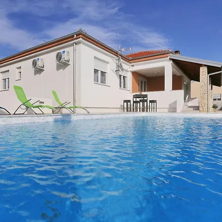 Holidayhouse Alirio With Heated Pool. Villa *