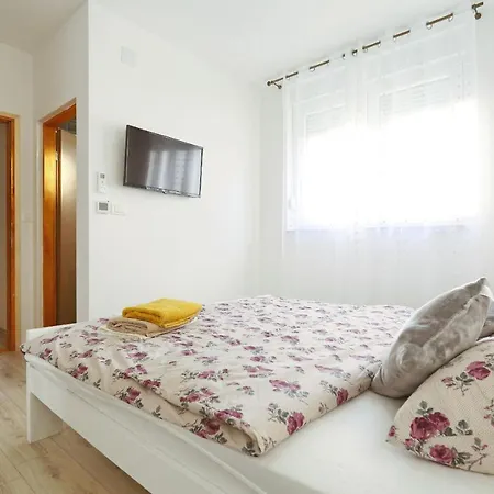 Villa Holidayhouse Alirio With Heated Pool. Vrsi