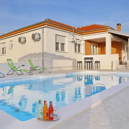 Holidayhouse Alirio With Heated Pool. Villa *