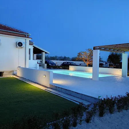 Holidayhouse Alirio With Heated Pool. Villa