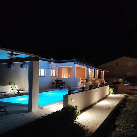 Holidayhouse Alirio With Heated Pool. Villa *