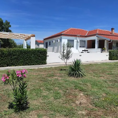 Holidayhouse Alirio With Heated Pool. Villa