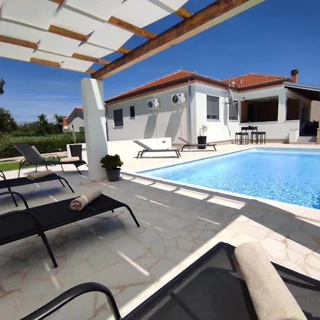 Holidayhouse Alirio With Heated Pool. Villa *