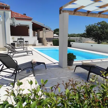 Holidayhouse Alirio With Heated Pool. Villa *