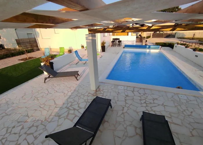Holidayhouse Alirio With Heated Pool. Βίλα